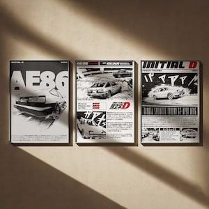 Può includere: Tre poster anime Initial D in bianco e nero con la Toyota Sprinter Trueno AE86. I poster hanno il testo "Initial D", "AE86", "REBG", "MT. AKINA", "PANOR TRUENO", "TOYOTA SPRINTER TRUENO GT-APEX AE86", "SPEED", "HANDLING", "NITRO", "頭文字D", e "エキストラクラス".
