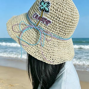 Sombrero de rafia hecho a mano, estilo cubo, con parche de palmera, lazo multicolor y ala ancha, ideal para la playa o para disfrutar del sol.
