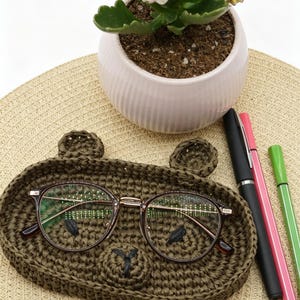 Bandeja para gafas hecha a mano con forma de cara de gato en rafia – Soporte para gafas de sol con forma de gatito de ganchillo – Bonito plato de almacenamiento tejido para gafas – Tocador bohemio para amantes de los gatos