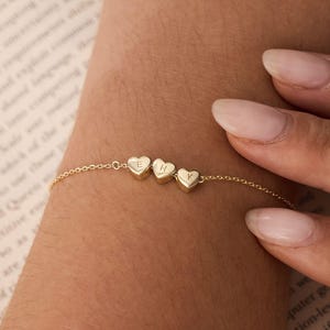Tiny 3D Initial Heart Charm Bracelet, Custom Gold Letter Bracelet, Family Bracelet, Womens Bracelet, Personalised Gift for Her, Gift for Mom