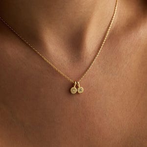 Collier avec pendentif rond 3D en forme de petite lettre, collier personnalisé avec lettre dorée, collier de famille, collier minimaliste, cadeau pour elle, cadeau de Noël