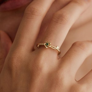 Delicado anillo de flor de nacimiento con piedra de nacimiento, anillo de flor personalizado para el mes de nacimiento, anillo floral, regalos personalizados, regalo de cumpleaños, regalo para mamá