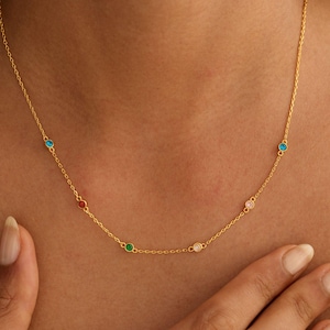 Halsband med guldfärgad familjesten, present till mor, julklapp, smycken med födelsestenar, halsband med flera födelsestenar, färgglatt ädelstensband