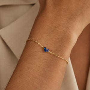 Minimalistiskt hjärtformat armband med födelsestenar, personligt armband med 3 födelsestenar, kärleksarmband, personliga smycken, brudtärnepresent, julklappar
