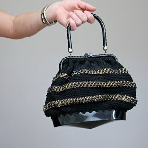 Bolso con cuentas Woven Ridge de la década de 1960 // Mango corto // Negro y oro // Mediados de siglo