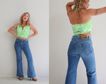 1970's Lee Bell Bottom Jeans  //Women's Size Extra Small to Small  // 28" Waist // 31" Inseam // Wide Leg // Petite // Slim // Medium Wash