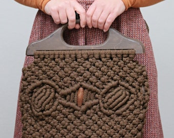 1970's Cocoa and Macrame Purse // Top Handle  // Natural Style // Hippie Purse // Wooden Handle // Wooden Beads // Cute Day Bag