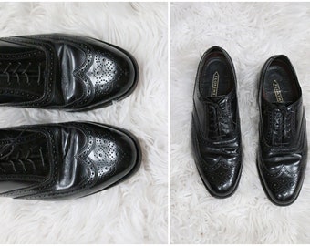 1990's Florsheim Black Balmoral Brogue Oxfords // Glossy Black // Men's Size 10-1/2 (10.5) to 11 // Almond Toe // Wing Tip Detail