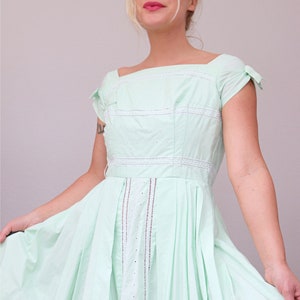 1950&#39;s Spring Bud Cotton Dress // Women&#39;s Size Double Extra Small // 24&quot; Waist // Metal Zipper // Garden Party Dress // Full Sweep Skirt