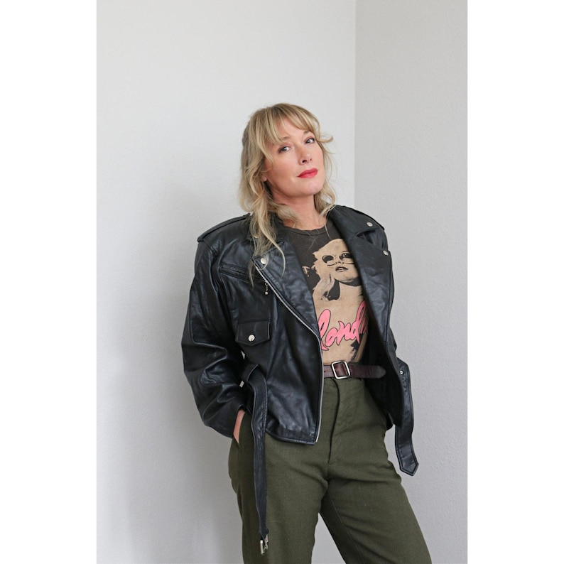Chaqueta de motociclista vintage negra con cinturón, estilo años 90 ~ Tallas para mujer: S, M, L ~ De pequeña a grande ~ Cuero suave como la mantequilla ~ Estilo motero, estilo años 80 y 90 imagen 6