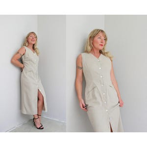 Puede incluir: Vestido sin mangas de lino beige con cuello en V y botones en la parte delantera. El vestido tiene dos bolsillos delanteros y una abertura en la parte delantera. El vestido mide aproximadamente 127 cm de largo.