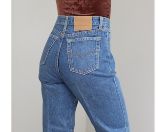 Jeans Levi's 17501 vintage de los años 80, fabricados en EE. UU., color azul medio, corte mom jeans con forma de reloj de arena ~ Tallas para mujer: SM, MD, cintura de 28" a 29" ~ Cierre de botones estilo años 80, corte ajustado ~ Tallas de la S a la M