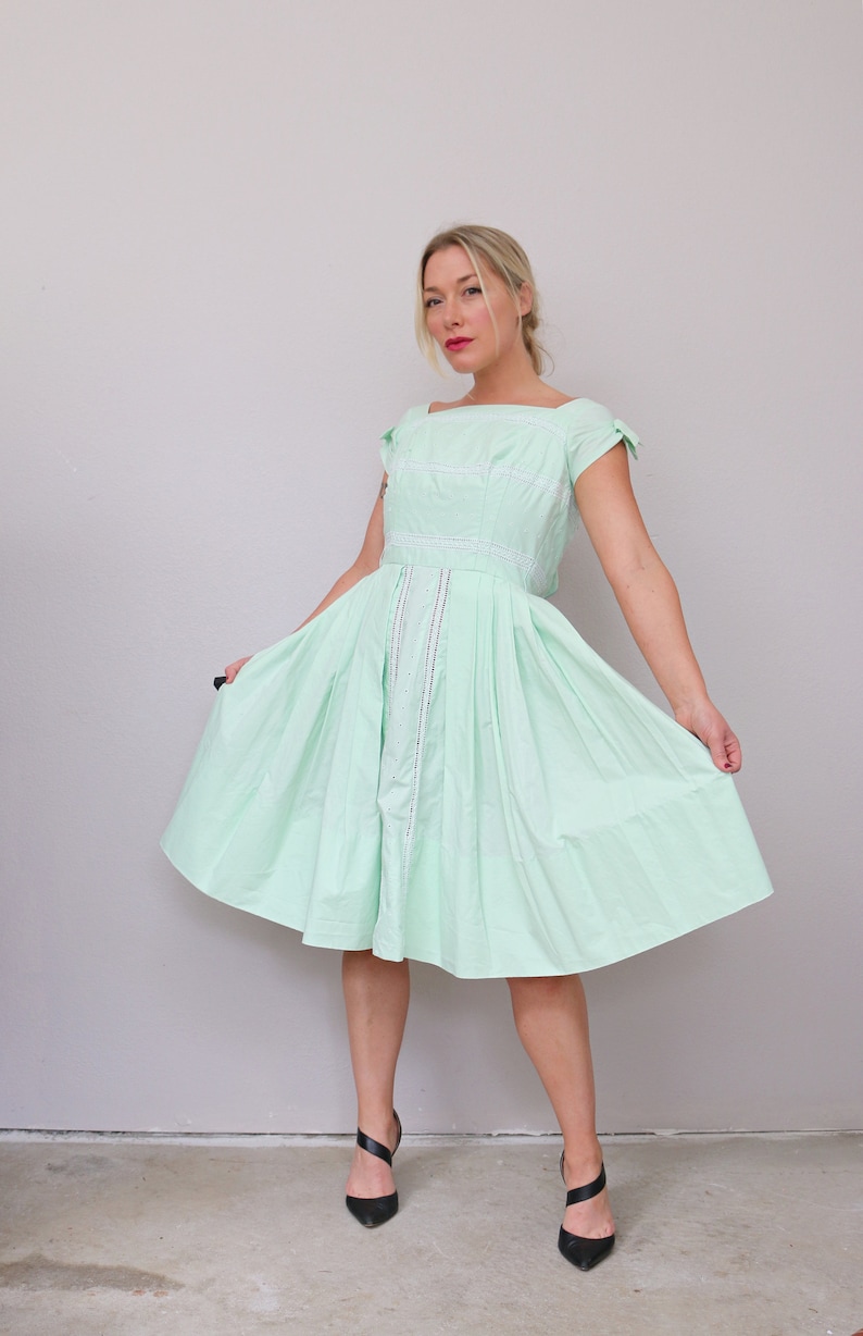1950's Spring Bud Cotton Dress // Women's Size Double Extra Small // 24 Waist // Metal Zipper // Garden Party Dress // Full Sweep Skirt image 9