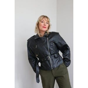 Chaqueta de motociclista vintage negra con cinturón, estilo años 90 ~ Tallas para mujer: S, M, L ~ De pequeña a grande ~ Cuero suave como la mantequilla ~ Estilo motero, estilo años 80 y 90 imagen 9