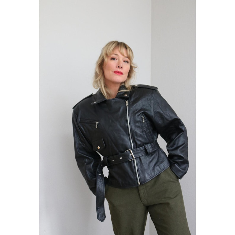 Chaqueta de motociclista vintage negra con cinturón, estilo años 90 ~ Tallas para mujer: S, M, L ~ De pequeña a grande ~ Cuero suave como la mantequilla ~ Estilo motero, estilo años 80 y 90 imagen 9