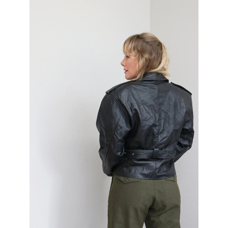 Chaqueta de motociclista vintage negra con cinturón, estilo años 90 ~ Tallas para mujer: S, M, L ~ De pequeña a grande ~ Cuero suave como la mantequilla ~ Estilo motero, estilo años 80 y 90 imagen 3