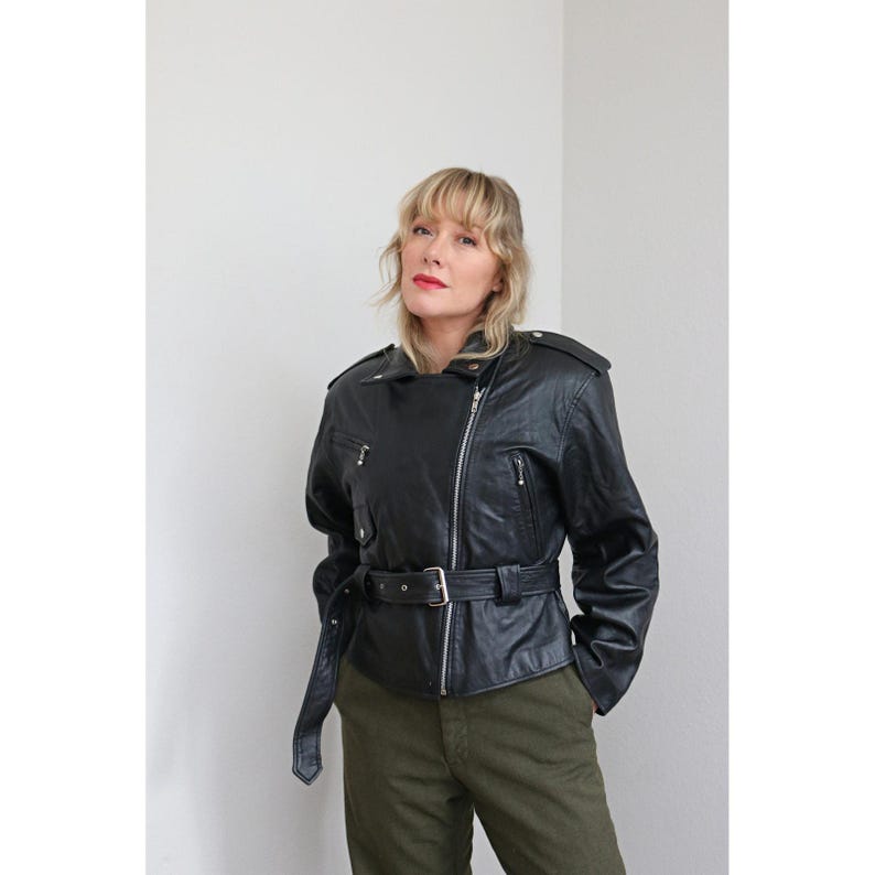 Chaqueta de motociclista vintage negra con cinturón, estilo años 90 ~ Tallas para mujer: S, M, L ~ De pequeña a grande ~ Cuero suave como la mantequilla ~ Estilo motero, estilo años 80 y 90 imagen 8