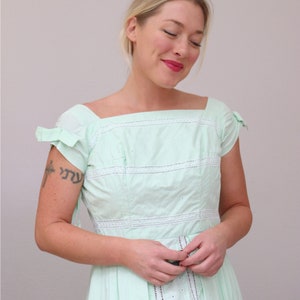 1950's Spring Bud Cotton Dress // Women's Size Double Extra Small // 24 Waist // Metal Zipper // Garden Party Dress // Full Sweep Skirt image 5