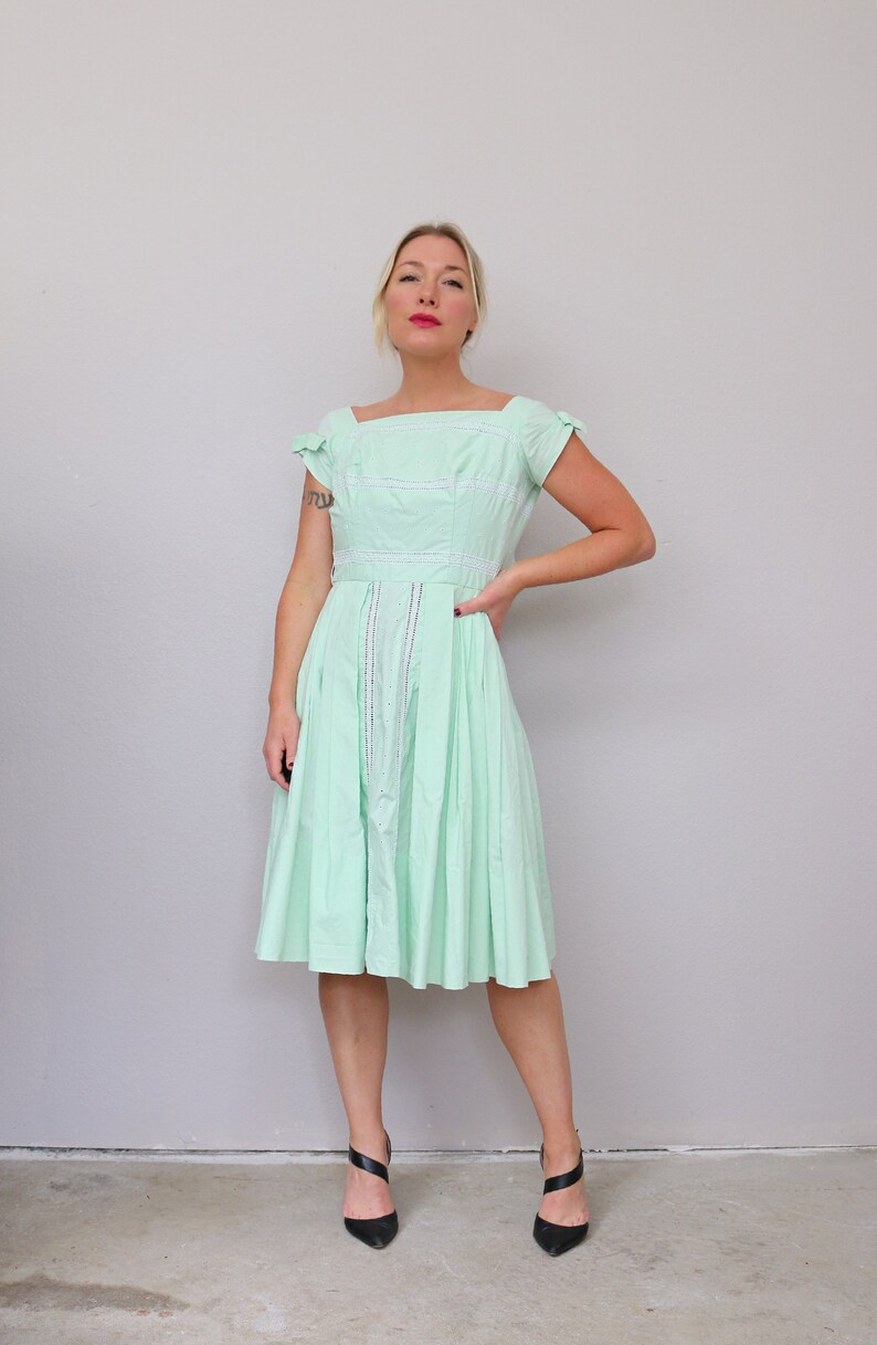 1950's Spring Bud Cotton Dress // Women's Size Double Extra Small // 24 Waist // Metal Zipper // Garden Party Dress // Full Sweep Skirt image 8