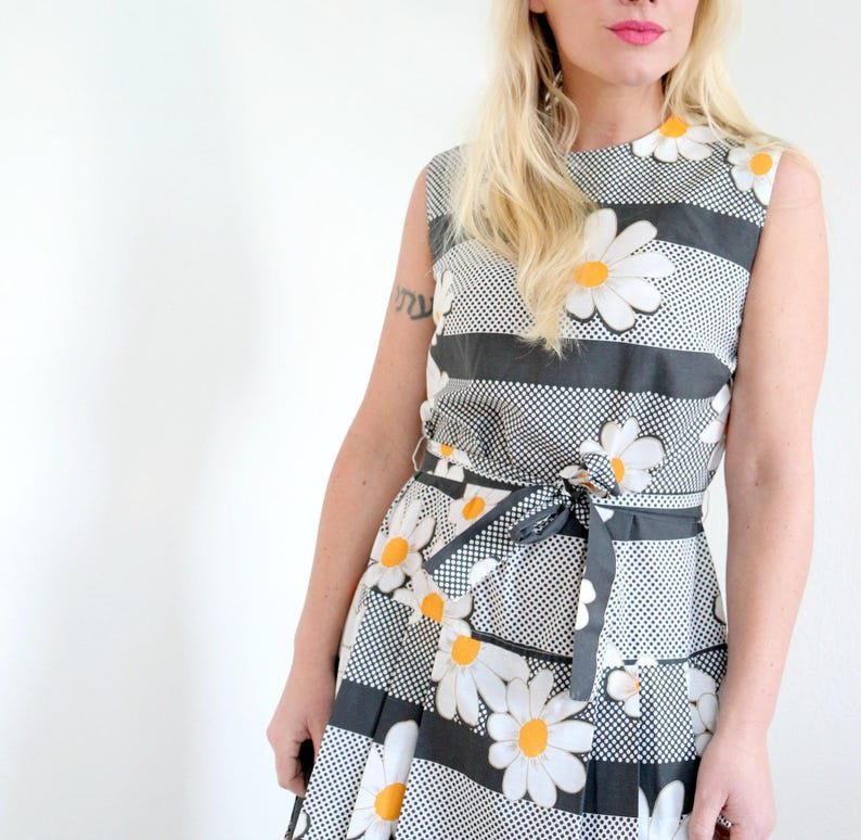1970s Daisy Pleat Dress Size Small