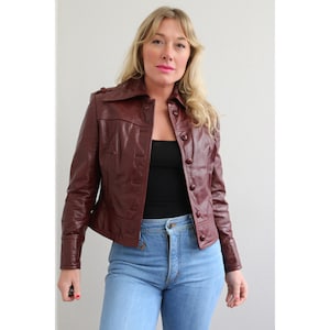 Veste en cuir Etienne Aigner Arrow & sang de boeuf vintage des années 1970 ~ Extra Small XS SM pour femmes ~ Moto recadrée des années 70 ~ Moto ~ Bordeaux foncé