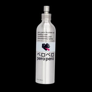 Puede incluir: Una botella de spray plateada con tapa de bomba. La etiqueta dice "pero pero freshen up healthy coat conditioning and refreshing spray." Un logotipo de perro negro y rosa está debajo. Contiene 236 ml.