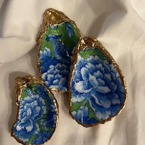 Blue and green chinoserie oyster shell trinket/ring dish, oyster shell ornament, Christmas gift, teacher gift, hostess gift, grandmillineal