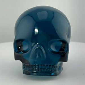 Blauer Obsidian Magical Child Skull geschnitzt von LeAndro de Souza