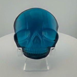 Blauer Obsidian Magical Child Palm Skull geschnitzt von LeAndro de Souza