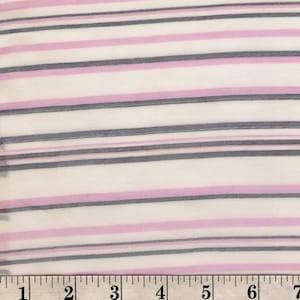 Pode incluir: Close-up de um tecido com listras horizontais. O tecido apresenta listras alternadas brancas, rosa claro e cinza escuro. As listras s&atilde;o uniformemente espa&ccedil;adas. Uma r&eacute;gua est&aacute; na parte inferior da imagem.