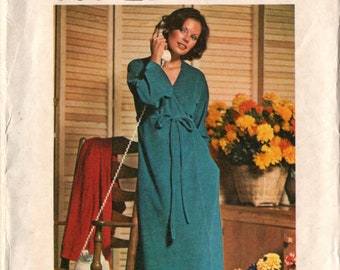 1970s VINTAGE BUTTERICK PATTERN 3966 Robe. Size Small