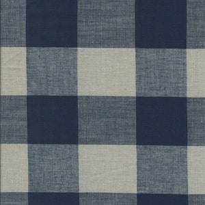 Op de afbeelding: Close-up van een stof met een groot marineblauw en lichtgrijs geruit patroon. De stof heeft een geweven textuur en een klassiek ontwerp. Het patroon is een grote buffelruit, geschikt voor diverse woondecoratieprojecten.