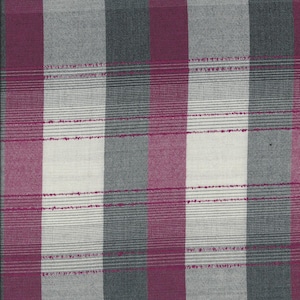 Peut inclure: Gros plan sur un tissu à motif écossais. Le motif présente des rayures verticales dans les tons de gris, de blanc et de magenta foncé. Des lignes horizontales de fil magenta ajoutent des détails. Le tissu est mesuré en centimètres.
