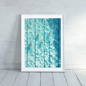 Könnte beinhalten: Gerahmter Kunstdruck mit Schwimmern, die in ein Schwimmbecken springen. Das Kunstwerk zeigt eine strukturierte, abstrakte Darstellung von Wasser in Blau- und Weißtönen. Schwimmer sind beim Tauchen zu sehen, mit einem weißen Rahmen.