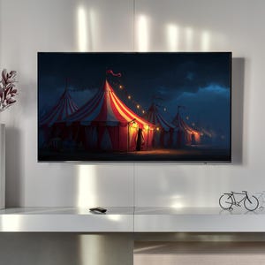 Puede incluir: Una pantalla de televisión muestra una pintura digital de un circo. La imagen presenta carpas de circo a rayas rojas y blancas iluminadas por luces cálidas contra un cielo oscuro y nublado. Un mando a distancia descansa sobre el estante blanco de abajo.