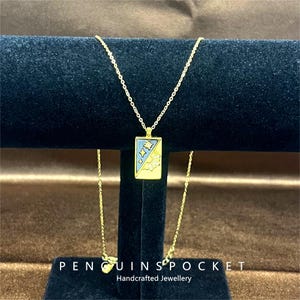 Collana con ciondolo di nicchia alla moda semplice in acciaio inossidabile con conchiglia diagonale, sole, stella, carta dei tarocchi