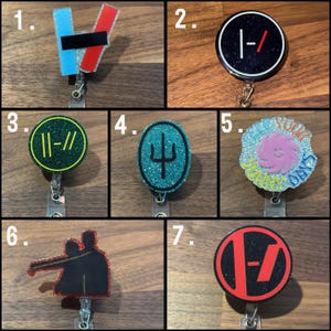Op de afbeelding: Zeven verschillende badge reel-ontwerpen met verschillende bandlogo's. De ontwerpen omvatten een blauw en rood logo met een zwarte streep, een zwart logo met een witte schuine streep, een groen logo met een witte schuine streep, een blauw logo met een witte drietand, een roze en blauw logo met de tekst "Count Your Days", een zwart en rood logo met een witte schuine streep en een zwart en rood logo met een witte schuine streep.