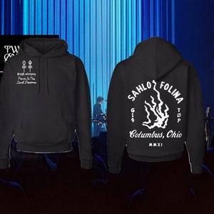 Könnte beinhalten: Schwarzer Kapuzenpullover mit weißem Text und Grafik. Der Text lautet "ψυχή κίνησις Power To The Local Dreamer" auf der linken Seite und "SAHLOY FOLINA 614 TOP Columbus, Ohio MMXI" auf der rechten Seite.