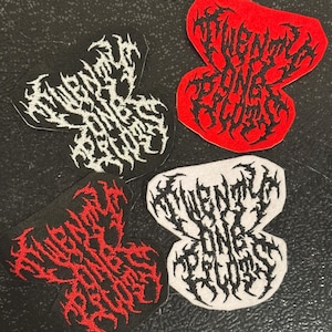 Op de afbeelding: Vier geborduurde patches met de tekst "TWENTY ONE RECORDS" in een gotisch lettertype. Twee patches zijn zwart met rode tekst en twee zijn wit met zwarte tekst. De patches hebben een unieke vorm.