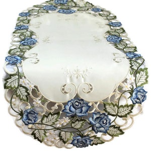 Camino de mesa, mantel, mantel individual o tapete bordado con rosas azules sobre tela color marfil. Disponible en varios tamaños.