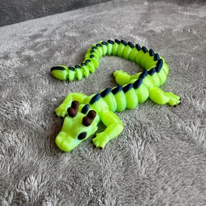 Simpatico giocattolo da scrivania articolato Flexi Dragon con stampa 3D e corna