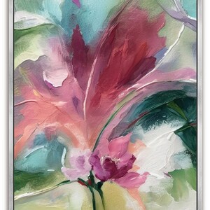 Pu&ograve; includere: Dipinto floreale astratto in una cornice argentata. L'opera presenta un grande fiore centrale nei toni del rosso e del rosa, circondato da pennellate verdi e blu. La vernice strutturata crea un senso di profondit&agrave; e movimento.