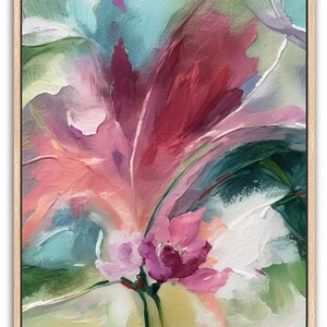 Pu&ograve; includere: Dipinto floreale astratto in una cornice di legno. L'opera presenta una vibrante composizione di pennellate rosa, rosse, verdi e blu, creando un design floreale strutturato e dinamico. Il dipinto &egrave; un primo piano di un fiore.