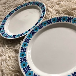 Set of 2 Arabia Ahmet dinner plates -  Raija Uosikkinen - Finland - blue flowers - ceramic dinnerware