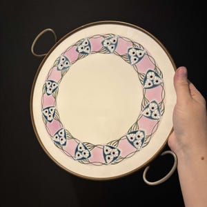 アンティークオーストリア陶器トレイ、真鍮の縁とハンドル付き - ピンクの花柄 - アールヌーボー調サービングディッシュ Dc.1200