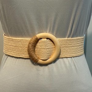 Beige Raffia Stretch Belt for Women – Woven Straw Summer Waist Belt with Round Buckle, Boho Dress Belt for Parties & Casual Outfits