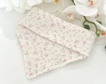 Unikalna, ręcznie robiona bandana dla psa z różowego materiału Coquette Crepe z nadrukiem kwiatowym, tradycyjny dodatek dla psa/zwierząt domowych, do wiązania. *rozciągliwa*