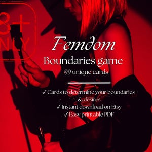 Può includere: Uno sfondo rosso con un timbro bianco 18+ ONLY nell'angolo in alto a sinistra. Il testo "Femdom Boundaries game 99 unique cards" è in bianco. Sotto il testo ci sono tre segni di spunta con testo che descrive il prodotto: "Cards to determine your boundaries & desires", "Download istantaneo su Etsy" e "PDF facile da stampare".