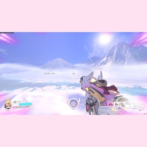 Op de afbeelding: Een first-person perspectief uit een videogame, met een roze en gouden wapen met engelenvleugeldetails. De achtergrond toont een besneeuwd landschap met bergen en een heldere zon. Een karakterportret is links zichtbaar.