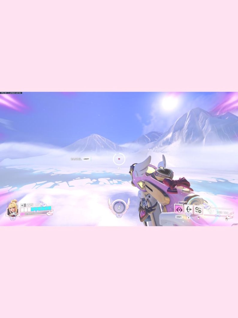 Op de afbeelding: Een first-person perspectief uit een videogame, met een roze en gouden wapen met engelenvleugeldetails. De achtergrond toont een besneeuwd landschap met bergen en een heldere zon. Een karakterportret is links zichtbaar.